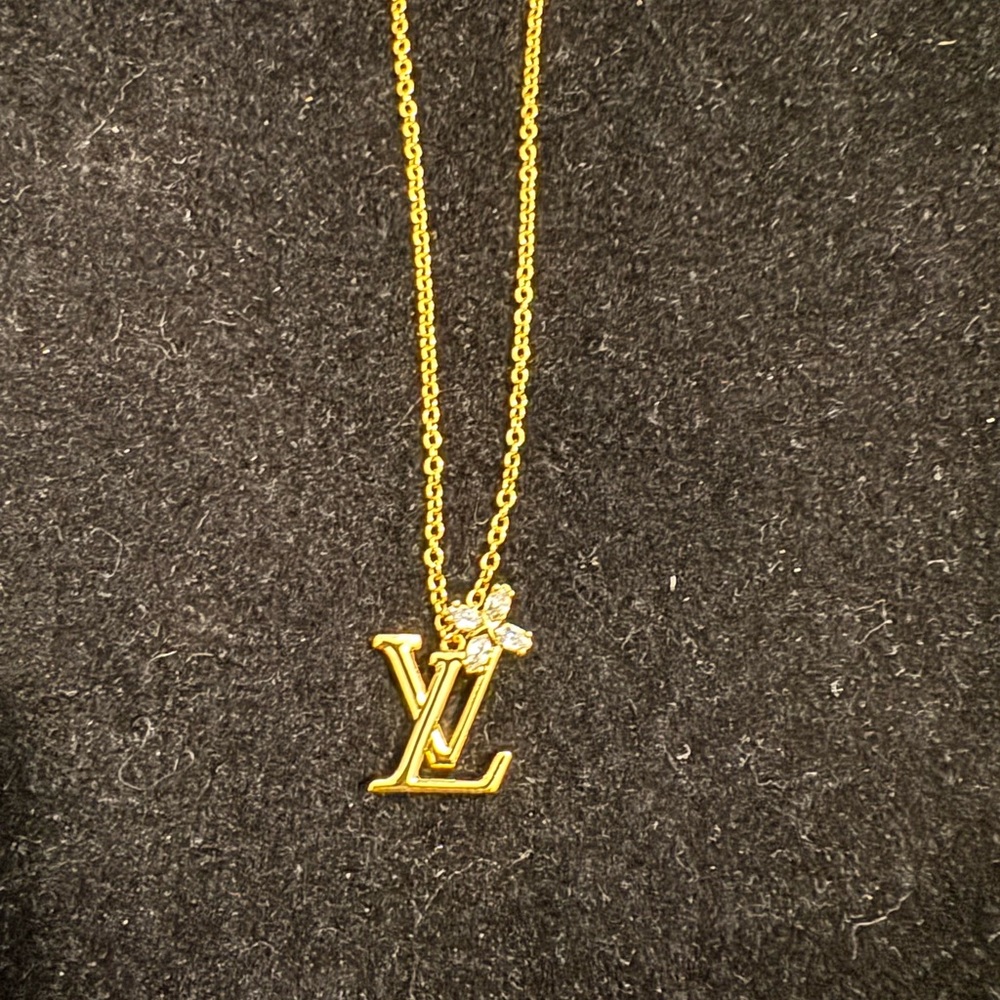 Louis Vuitton Gold Necklace with Iconic LV Pendant M00596 - Picture 2 of 6